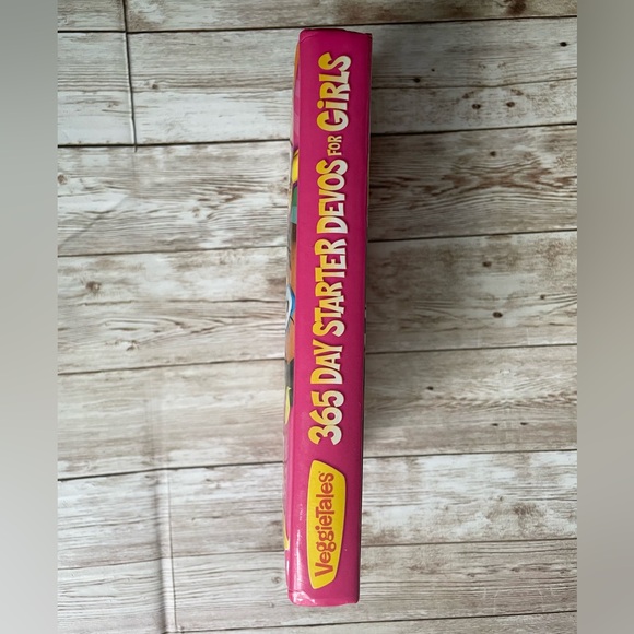 🎉 FREE WITH ANY PURCHASE! Veggie Tales 365 Bedtime Devos For Girls Book - Picture 3 of 10